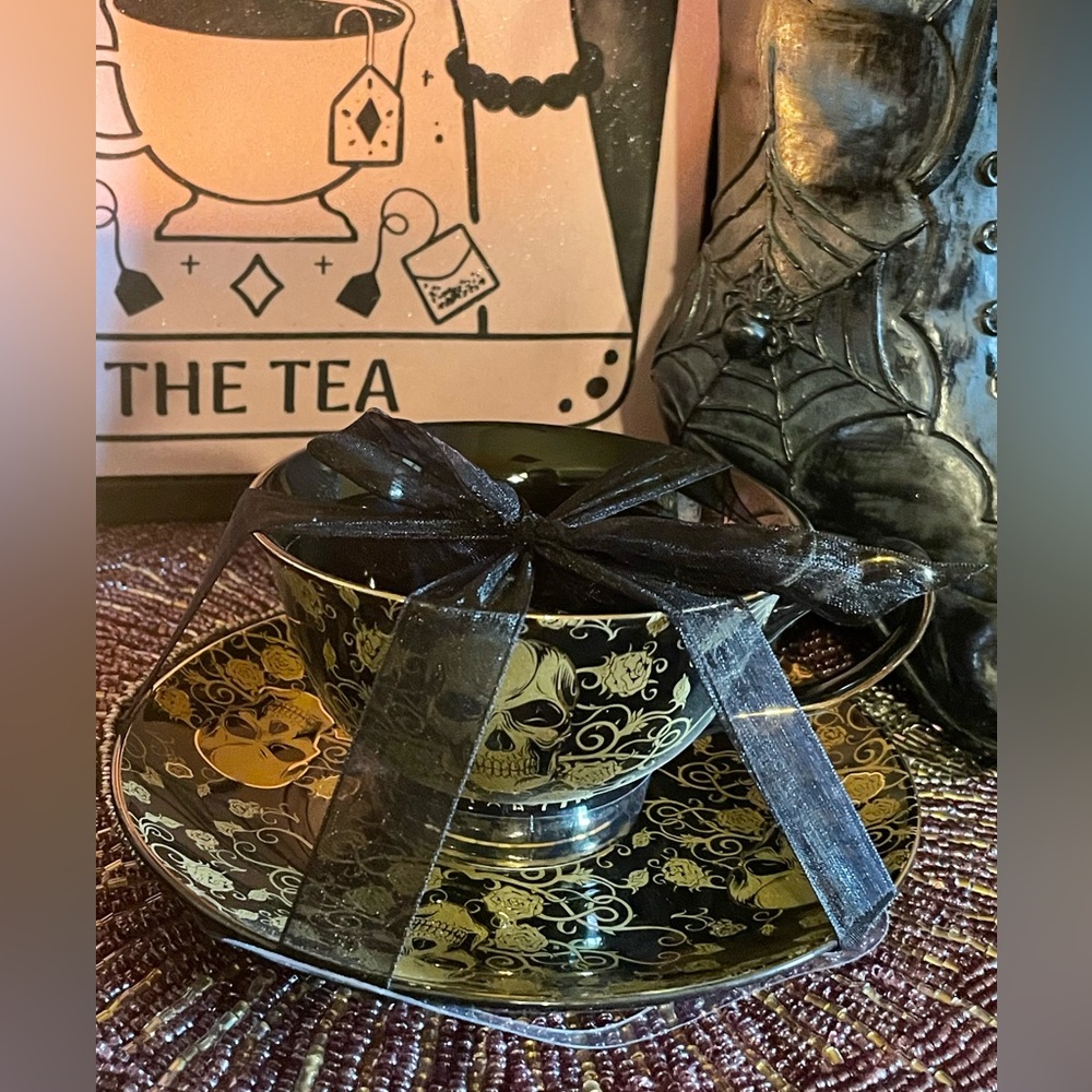 PARK CHATEAU NEW Skull And Roses Teacup And Saucer Set Black & Gold W/Gold Trim